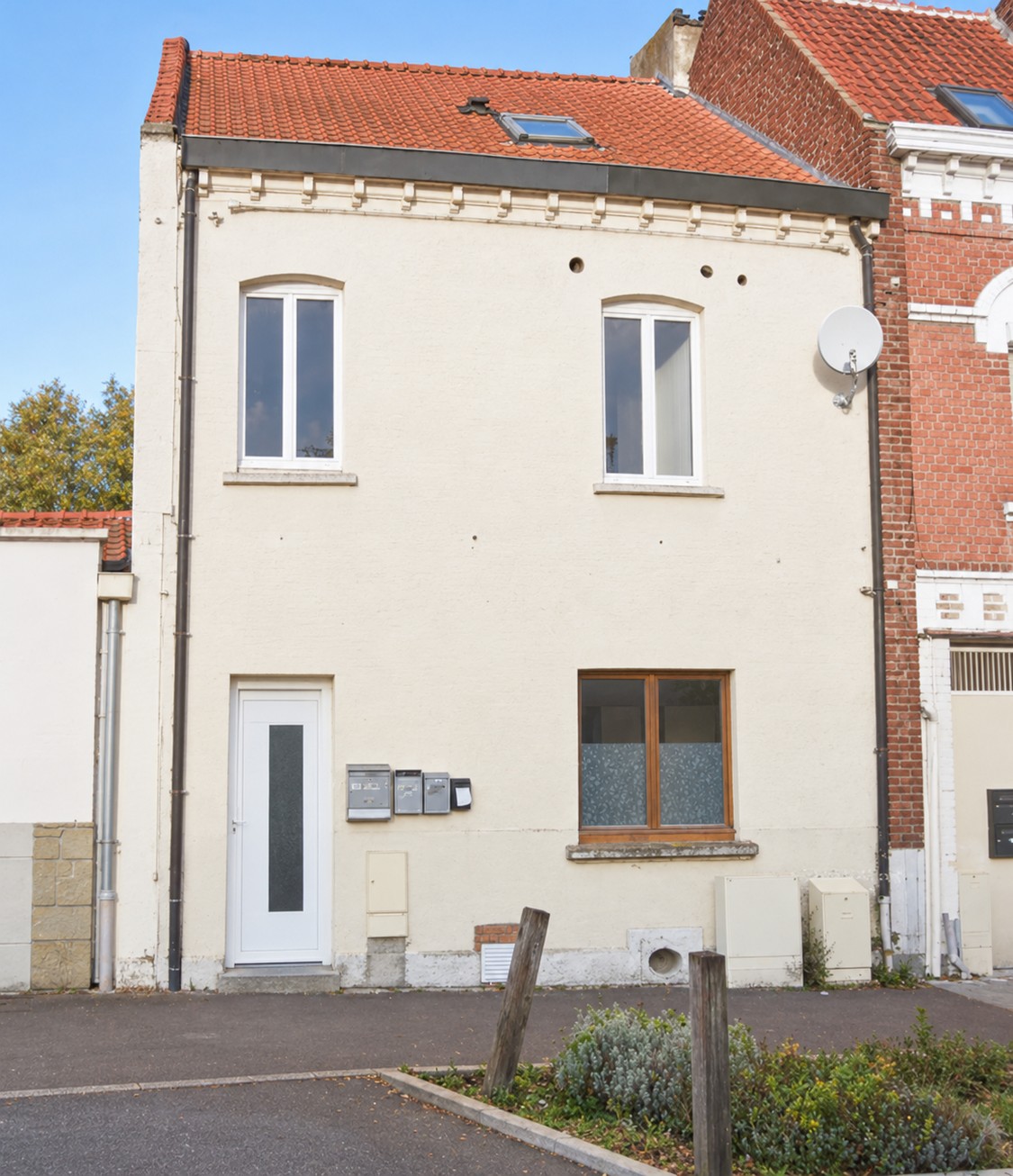 Immeuble de rapport rénové à Lens, façade claire et toiture en tuiles