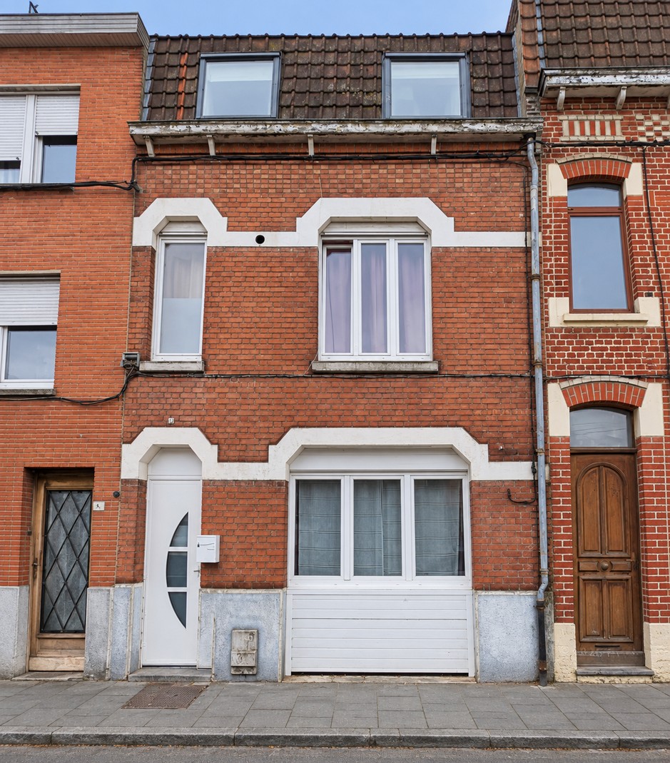 Maison en brique près de Lille transformée en immeuble de rapport