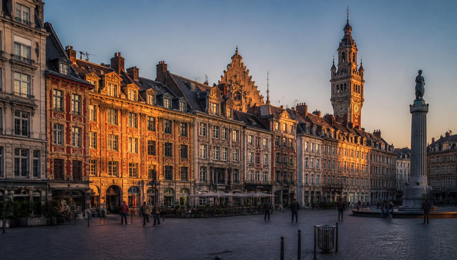La Grand Place de Lille au coucher du soleil, cœur du marché immobilier des Hauts-de-France